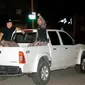 Petugas penjara yang disandera oleh narapidana berangkat dengan truk pick-up setelah dibebaskan dari penjara Machala, Ekuador [Ariel Suarez/AFP]