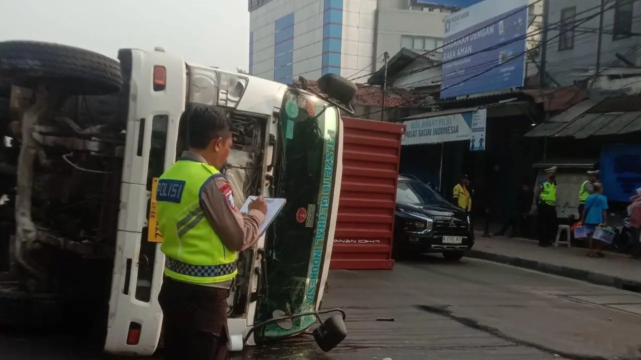 Truk Kontainer Terguling Tabrak Separator Busway di Tambora