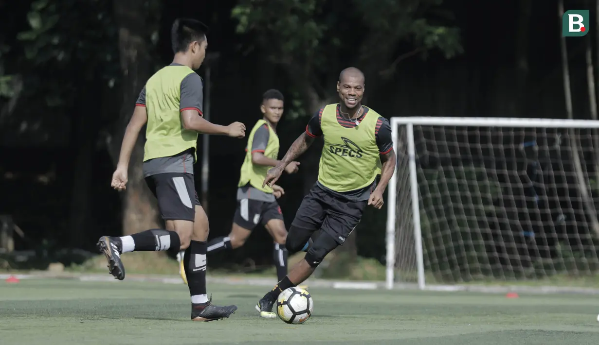 Striker Persipura Jayapura, Hilton Moreira, saat latihan jelang laga Liga 1 Indonesia di Lapangan Pertamina, Simprug, Jakarta, Rabu (23/5/2018). Persipura akan berhadapan dengan Persija Jakarta. (Bola.com/M Iqbal Ichsan)