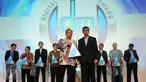 Pemimpin Redaksi Liputan6.com, Mohammad Teguh (kiri depan) menerima penghargaan Digital Marketing Award 2015 di Jakarta, Kamis (22/10/2015). Penghargaan didasarkan hasil riset dua lembaga, Media Wave dan Survey One. (Liputan6.com/Helmi Fithriansyah)