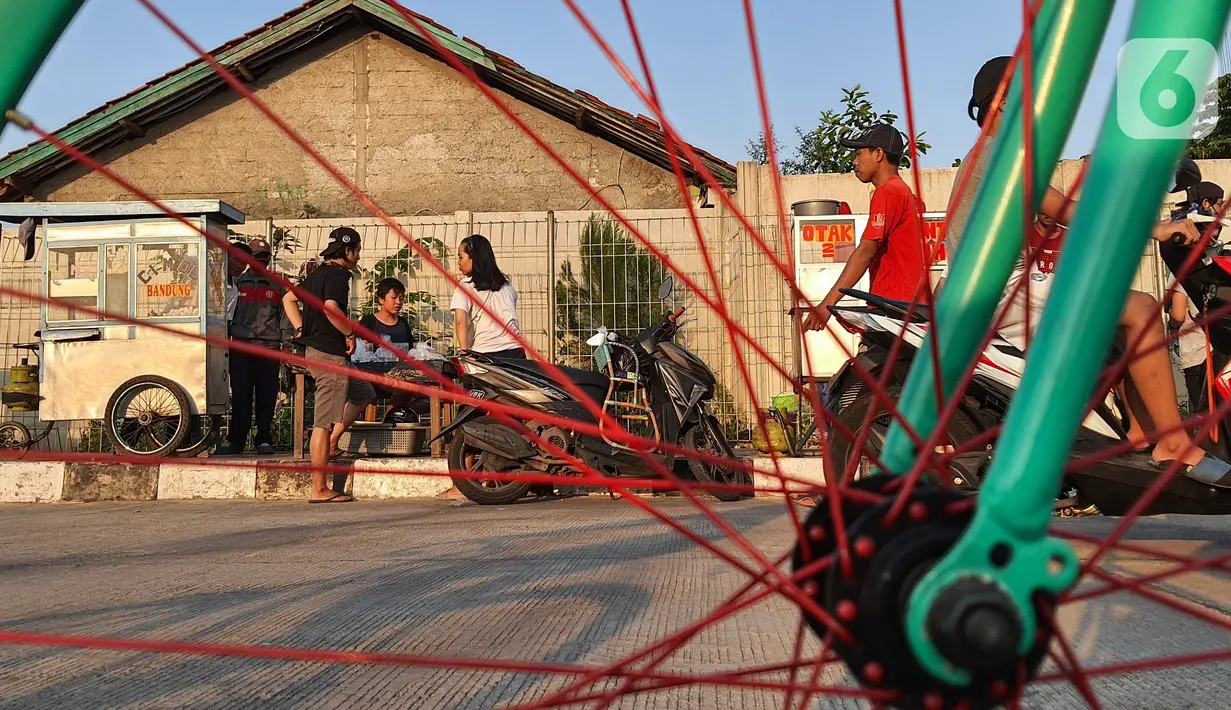 Warga dan pedagang berkerumum di trotoar tanpa abaikan protokol kesehatan di Community Center, Pamulang Barat, Tangerang Selatan, Senin (27/7/2020). Tangerang Raya kembali memperpanjang PSBB hingga 8 Agustus meski sudah masuk dalam zona kuning. (Liputan6.com/Fery Pradolo)