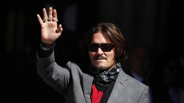 FOTO: Gaya Johnny Depp Saat Hadiri Sidang Pencemaran Nama Baik