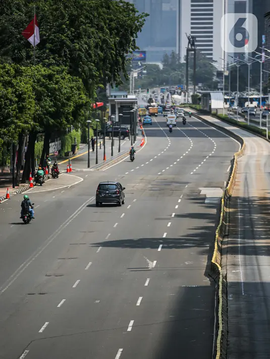 Suasana lalu lintas kawasan Jalan Thamrin, Jakarta, Selasa (22/9/2020). Kepala Dinas Perhubungan DKI Syafrin Liputo mengatakan selama sepekan PSBB Jakarta terjadi penurunan yang fluktuatif pada volume kendaraan masuk ke Ibu Kota mulai dari 5 persen hingga 19 persen.  (Liputan6.com/Faizal Fanani)