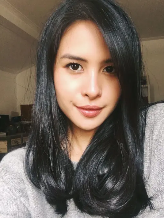 “Di akhir semester pertama, aku apply dan diterima untuk menjalankan satu jurusan tambahan: bidang pendidikan! Aku terdaftar di program gelar gabungan, MBA dan MA dalam pendidikan,” tulis Maudy Ayunda. (Instagram/maudyayunda)