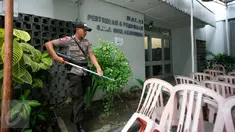 Petugas Gegana Polda DIY menyisir area luar GKJ Gondokusuman Yogyakarta menjelang perayaan Paskah, Kamis (24/3). Penyisiran dilakukan sebagai antisipasi untuk menghindari kemungkinan adanya teror dari oknum yang tak bertanggung jawab. (Foto: Boy Harjanto)