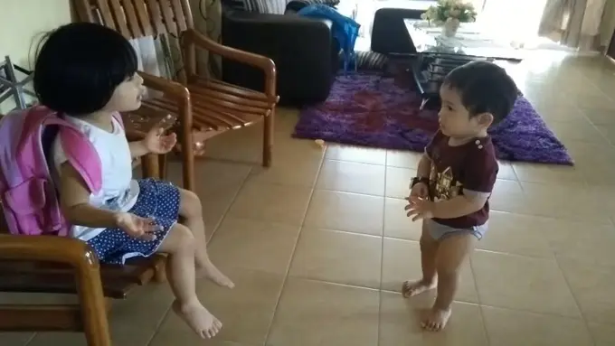 Bersalah, Balita Ini Dinasihati oleh Kakaknya yang Masih Bocah