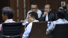 Setya Novanto (kedua kiri) menjawab pertanyaan saat menjadi saksi sidang lanjutan dugaan korupsi pengadaan e-KTP dengan terdakwa Irvanto Hendra Pambudi dan Made Oka Masagung di Pengadilan Tipikor, Jakarta, Selasa (18/9). (Liputan6.com/Helmi Fithriansyah)