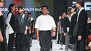 Berjalan di catwalk, Al Ghazali tampil ganteng dalam balutan kaus putih, celana panjang hitam, dan sepasang sepatu sneakers warna senada. Ia berjalan dengan gagah pamerkan pesona gantengnya.(Instagram.com/alghazali7)