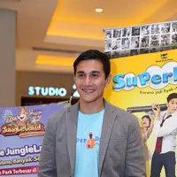 Selain Vino G. Bastian, film Super Didi juga dibintangi  Karina Nadila, Sandy Pas Band, Ira Maya Sopha, Mathias Muchus, Joe P. Project, Mike Lucock, Verdi Solaiman, Bayu Oktara, dan dua aktris cilik pendatang baru. (Nurwahyunan/Bintang.com)