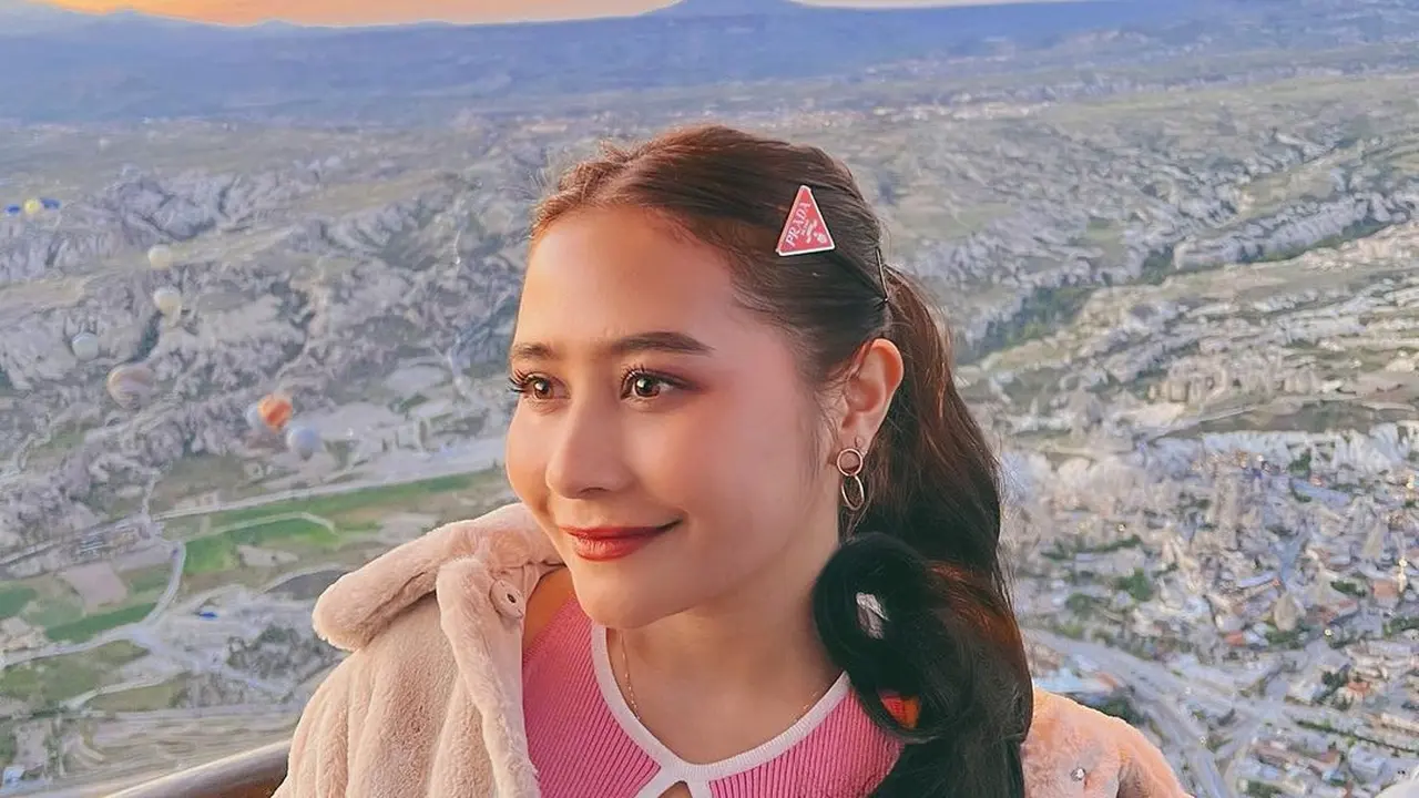 6 Inspirasi Gaya Rambut Ponytail Prilly Latuconsina yang Anti Membosankan
