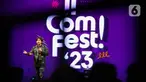 Komedian Indra Frimawan tampil pada acara Jakarta International Comedy Festival (JICOMFEST) 2023 di Tennis Indoor Senayan, Jakarta, Jumat (15/12/2023). (Liputan6.com/Herman Zakharia)