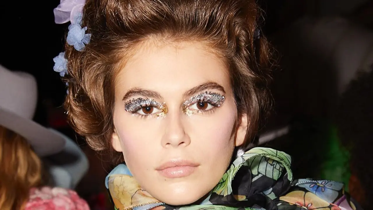 6 Gaya Kaia Gerber dalam Balutan Busana Desainer Ternama