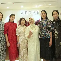 Intip koleksi festive 2024 dari Lace by Artkea x ikon fashion Dian Muljadi. [Dok/Fimela/Adrian Utama P].