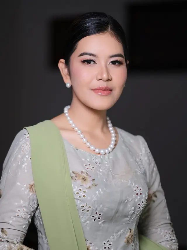 Pesona Kahiyang Ayu Dipulas Pinkish Glam Makeup yang Dipadu dengan Beragam Warna Kebaya