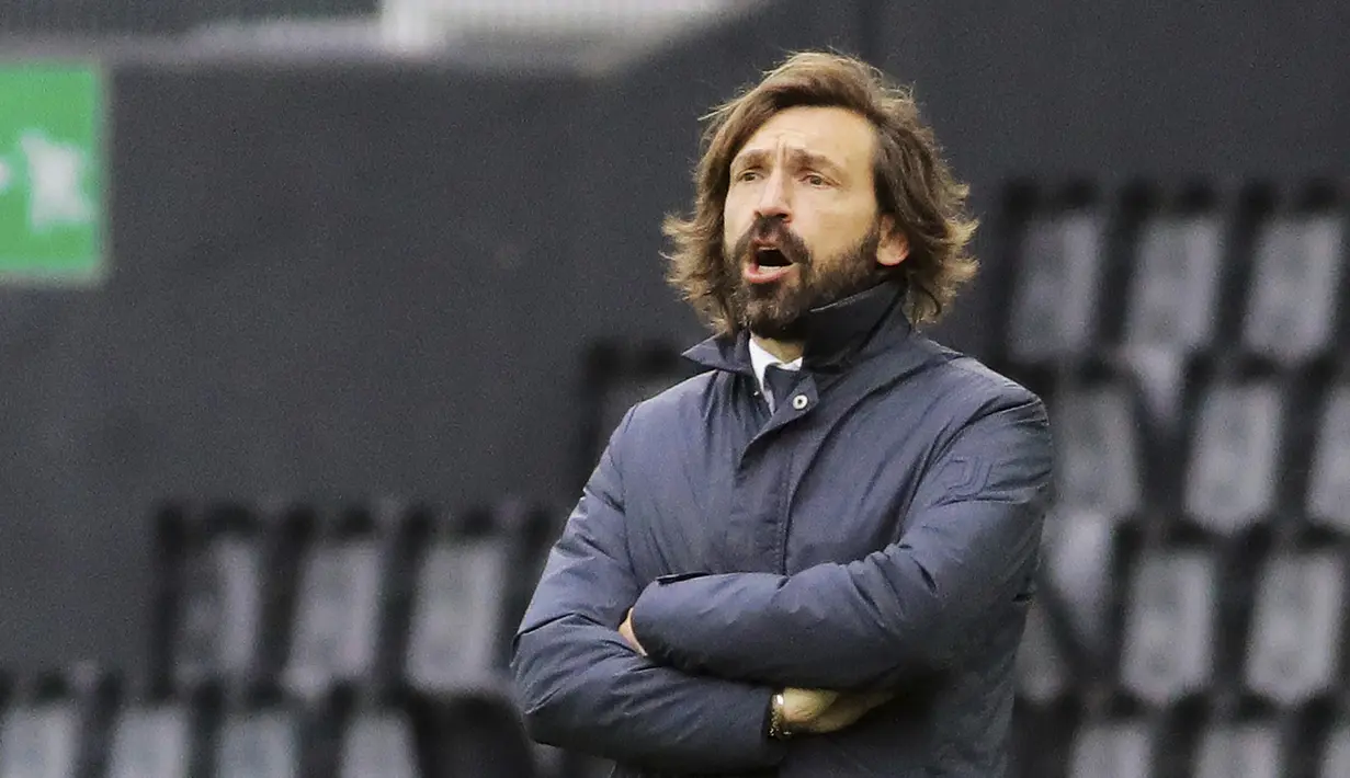 Pelatih Juventus, Andrea Pirlo menginstruksikan pemainnya saat bertanding melawan Udinese pada pertandingan Liga Italia di di stadion Dacia Arena di Udine, Italia, Senin (3/5/2021). Tambahan tiga poin membuat Juventus naik ke posisi tiga klasemen dengan 69 poin. (Andrea Bressanutti/LaPresse via AP)