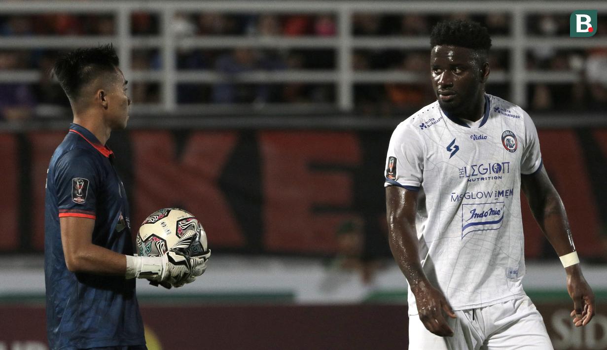 Striker Arema FC, Abel Camara Camara (kanan) usai gagal menjebol gawang Borneo FC yang dijaga oleh Angga Saputro. (Bola.com/Ikhwan Yanuar)