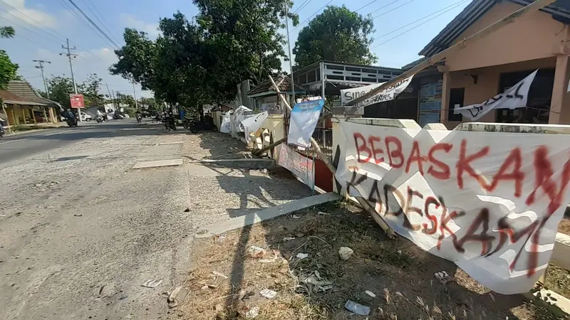 Menyikapi penahanan Kades Darsono di Polda Jateng, warga menyegel Kantor Desa Tlogoayu, Kecamatan Gabus, Kabupaten Pati. (Liputan6.com/Arief Pramono)