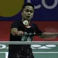 Tunggal putra Indonesia, Anthony Sinisuka Ginting, mengembalikan kok saat melawan tunggal Thailand, Kantaphon Wancharoen, pada Blibli Indonesia Open 2019 di Istora Senayan, Jakarta, Kamis (17/7). Ginting kalah 20-22, 21-11, 20-22. (Bola.com/Yoppy Renato)