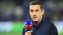 Gary Neville. Salah satu legenda Manchester United yang pensiun pada Februari 2011 setelah hanya membela MU sepanjang kariernya mulai 1992/1993 ini bergabung dengan jaringan televis Sky Sports sebagai komentator dan pundit sejak musim 2011/2012. Profesi tersebut menjadi tidak asing baginya karena sebelumnya ia juga pernah menjadi pundit bagi jaringan televis ITV Sport di dua ajang sepak bola akbar, Piala Dunia 2002 dan Piala Eropa 2008. Sempat meninggalkan Sky Sports untuk menukangi Valencia pada Desember 2015, ia kembali ke Sky Sports usai dipecat Valencia yang hanya dibesutnya selama 4 bulan di musim 2015/2016. (AFP/Glyn Kirk)