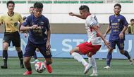 Striker Persita Tangerang, Hokky Caraka (kiri) mencoba melewati bek kiri Bali United, Ricky Fajrin dalam laga pekan ke-29 BRI Super League 2025/2026 di Banten International Stadium, Serang pada Kamis (23/4/2026). (Dok. Persita)