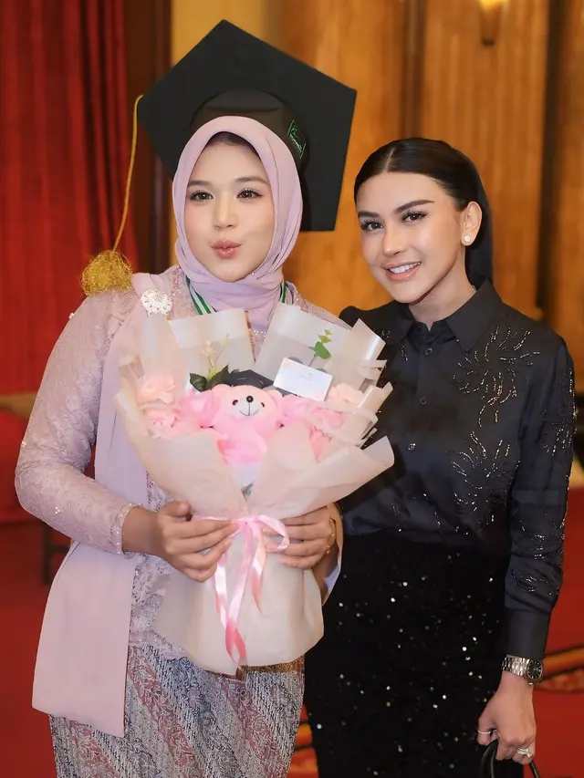Potret wisuda Kanaya Tiara Atmaja anak ke-2 Bebizie Fatlanay (Sumber: Instagram/@bebizie)