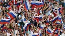 Dukungan suporter Rusia  saat timnya bertanding melawan Selandia Baru pada Piala Konfederasi 2017 grup A di Krestovsky Stadium, Saint-Petersburg, (17/6/2017). (AFP/Olga Maltseva)