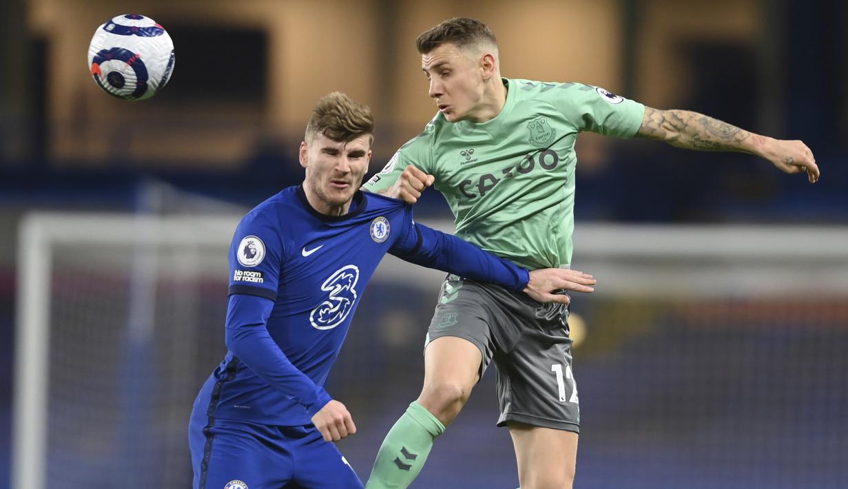 Striker Chelsea, Timo Werner, duel udara dengan pemain  Everton, Lucas Digne, pada laga Liga Inggris di Stadion Stamford Bridge, Senin (8/3/2021). Chelsea menang dengan skor 2-0. (Glyn Kirk/Pool via AP)