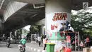 Siswa-siswi membuat mural di bawah Jalan Layang Non-tol Antasari, Jakarta, Sabtu (10/3). Sebanyak 63 tiang akan dilukis mural oleh perwakilan dari SMA dan SMK di Jakarta untuk mempercantik kawasan tersebut. (Liputan6.com/Herman Zakharia)