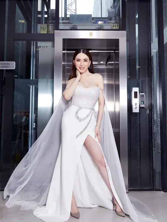 Begitu pun saat foto solo, ia selalu menaklukkan semua pakaian serta berpose menawan. [annejkn.official]