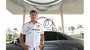 Pebalap Rio Haryanto mengunjungi redaksi Bola.com, Liputan6.com dan SCTV di SCTV Tower, Jakarta, Jumat (31/7). Pebalap yang kini berada di peringkat dua klasemen GP2 itu mengisi jeda balapan dengan berlibur di Indonesia. (Bola.com/Vitalis Yogi Trisna)