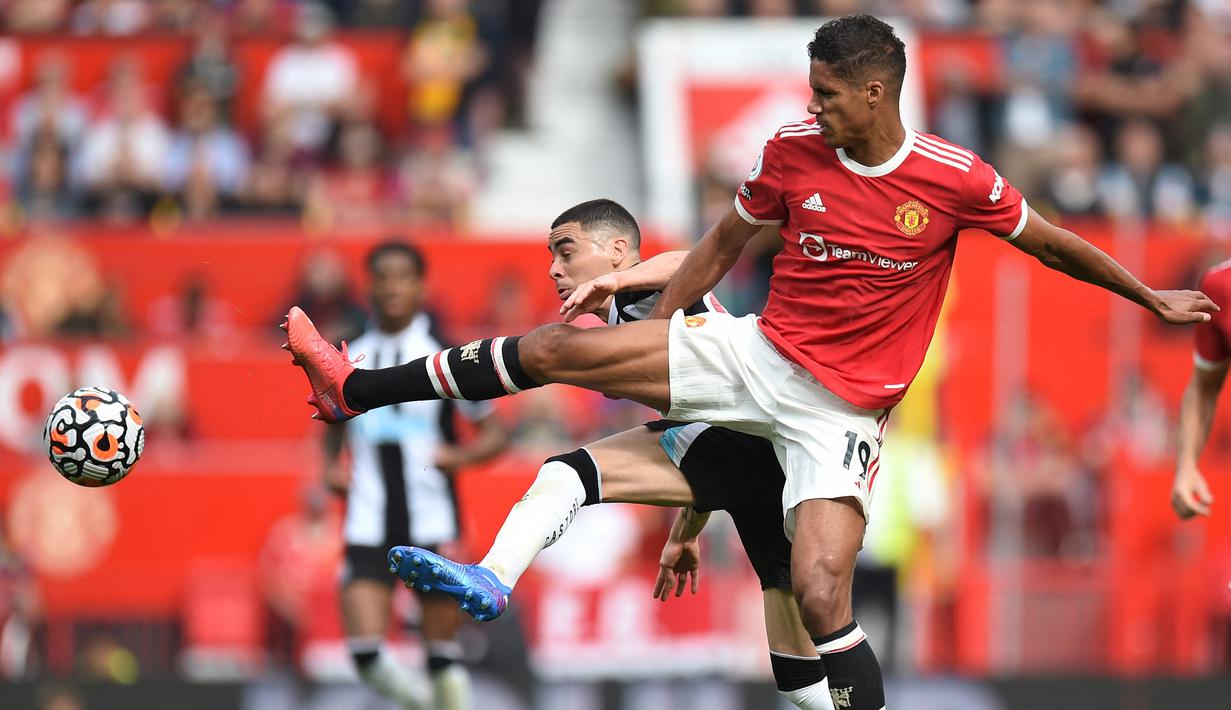 Raphael Varane. Bek tengah berusia 28 tahun ini baru musim 2021/2022 ini memperkuat Manchester United usai didatangkan dari Real Madrid dengan nilai transfer sebesar 40 juta euro atau setara Rp.656 miliar. Ia telah tampil daam 7 laga dengan torehan 1 assist. (AFP/Oli Scarff)