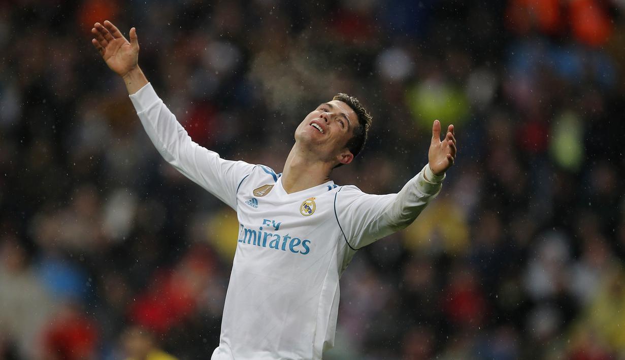 Striker Real Madrid, Cristiano Ronaldo, tampak kecewa usai gagal mencetak gol ke gawang Villarreal pada laga La Liga Spanyol di Stadion Santiago Bernabeu, Madrid, Sabtu (13/1/2018). Real Madrid kalah 0-1 dari Villarreal. (AP/Paul White)