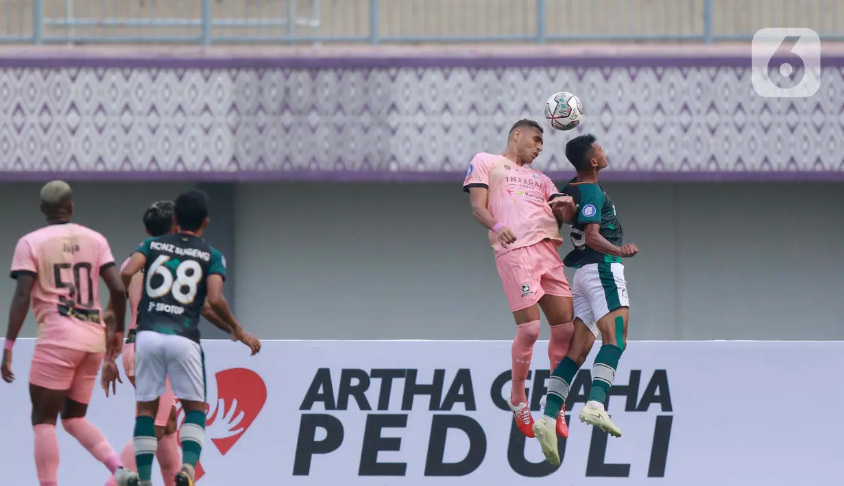 Pemain Madura United, Jaimerson Da Silva Xavier due udara dengan pemain Persikabo 1973 dalam pertandingan BRI Liga 1 2021/2022 di Stadion Indomilk Arena, Kabupaten Tangerang, Jumat (3/9/2021). Persikabo 1973 bermain imbang atas Madura United 1-1. (Bola.com/Ikhwan Yanuar)