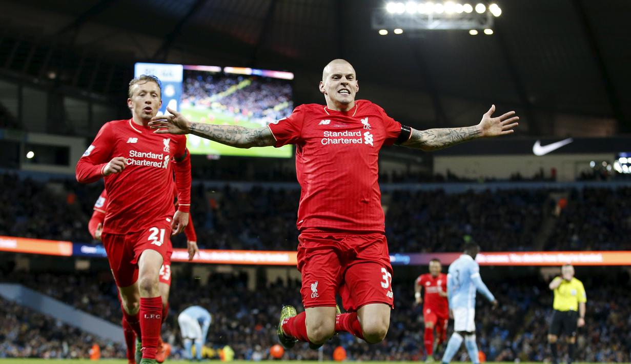 Pemain Liverpool, Martin Skrtel, merayakan gol bersama rekannya pada lanjutan Liga Inggris di Stadion Etihad, Manchester, (21/11/2015). Liverpool menang 4-1 atas Manchester City. (Reuters/Carl Recine)