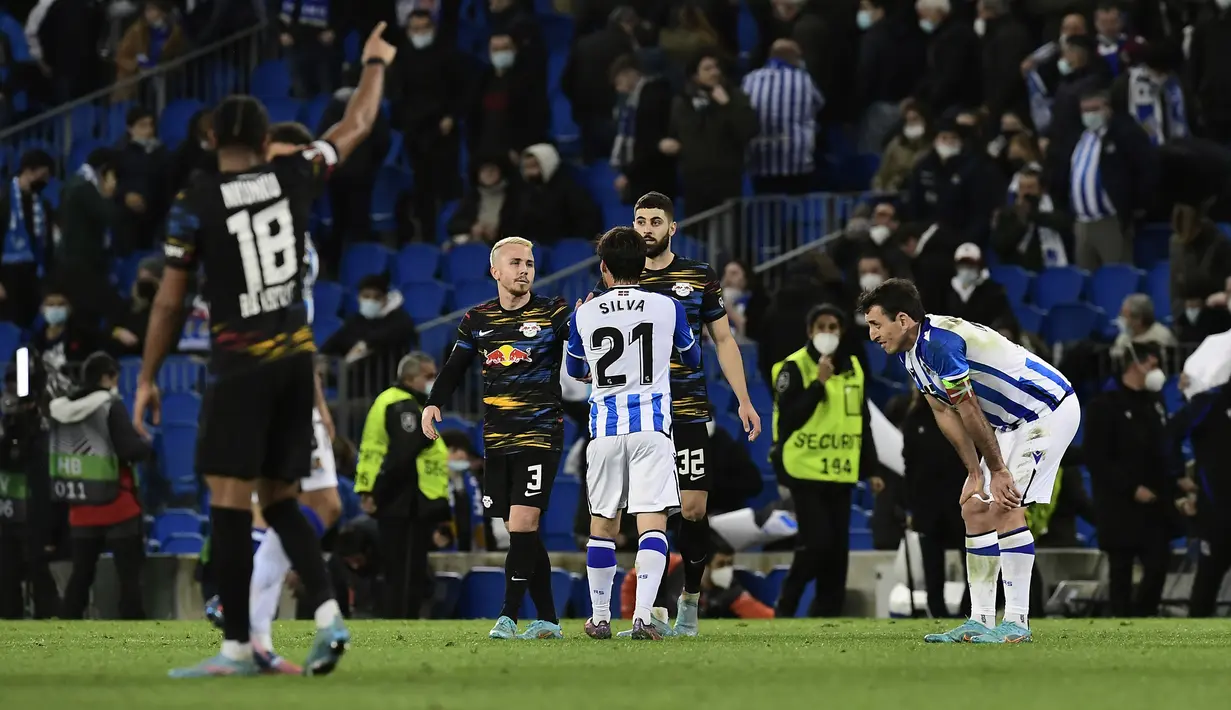 Ekspresi kecewa gelandang Real Sociedad, Mikel Oyarzabal (kanan) usai kalah 1-3 dari tamunya RB Leipzig dalam laga leg kedua play-off Liga Europa 2021/2022. Real Sociedad gagal lolos ke babak 16 Besar setelah sebelumnya bermain imbang 2-2 di leg pertama. (AP/Alvaro Barrientos)