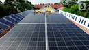 Seorang guru mengajarkan praktek perawatan solar panel kepada siswa kompetensi keahlian Teknik Energi Surya Hidro dan Angin (TESHA) di SMK Negeri 1 Kemang Bogor, Jawa Barat, Kamis (19/5/2022). Solar panel teserbut selain sebagai media pembelajaran siswa juga menghasilkan energi listrik yang digunakan untuk kebutuhan pasokan listrik di lab sekolah tersebut. (merdeka.com/Arie Basuki)