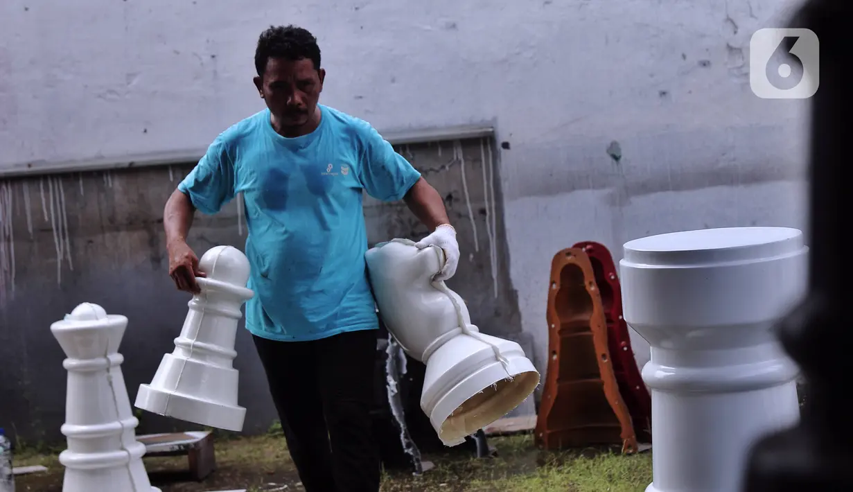 Perajin tengah membuat catur raksasa di Rumah Industri Catur Raksasa Indonesia di Tangerang Selatan, Jumat (29/7/2022). Menteri Koordinator Bidang Perekonomian Airlangga Hartarto menyampaikan relaksasi kredit Usaha Mikro, Kecil, dan Menengah (UMKM) diusulkan untuk diperpanjang hingga April 2024 lantaran masih ada debitur Kredit Usaha Rakyat (KUR) yang meminta relaksasi. (Liputan6.com/Angga Yuniar)