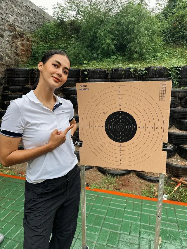 Paula Verhoeven melakukan olahraga menembak (Instagram/paula_verhoeven)