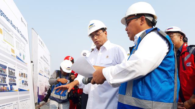 Menteri Perhubungan (Menhub) Budi Karya Sumadi melakukan kunjungan ke KM 13 Jalan Tol Jakarta-Cikampek II Elevated (Tol Layang Jakarta-Cikampek II). Liputan6.com/Tomy Kurnia
