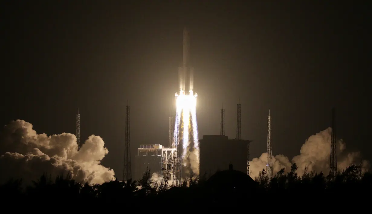 Roket Long March 5 meluncur dari Pusat Peluncuran Satelit Wenchang di Provinsi Hainan, Tiongkok, Kamis (3/11). Long March 5 merupakan roket terbesar dan terkuat milik Tiongkok yang mampu membawa beban berat.(REUTERS/Daily Mail)