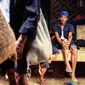 Seorang warga Suku Baduy Luar duduk santai sambil menunggu persiapan Tradisi Seba Baduy Kecil di Kampung Kadu Ketug, Kabupaten Lebak, Banten (13/05). Tradisi Seba dIlakukan selama 2 hari. (Liputan6.com/Fery Pradolo)