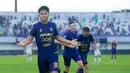 Pemain Persita Tangerang, Hokky Caraka, melakukan selebrasi setelah mencetak gol ke gawang Persik Kediri dalam laga lanjutan BRI Super League 2025/2026 di Stadion Indomilk Arena, Minggu (21/12/2025) sore WIB. (Bola.com/ M Iqbal Ichsan)
