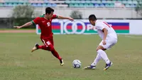 Winger Timnas Indonesia U-19, Egy Maulana Vikri (kiri), mencoba melewati pemain Vietnam pada laga Grup B Piala AFF U-18 di Stadion Thuwunna, Yangon, Myanmar, Senin (11/9/2017). (Liputan6.com/Yoppy Renato)