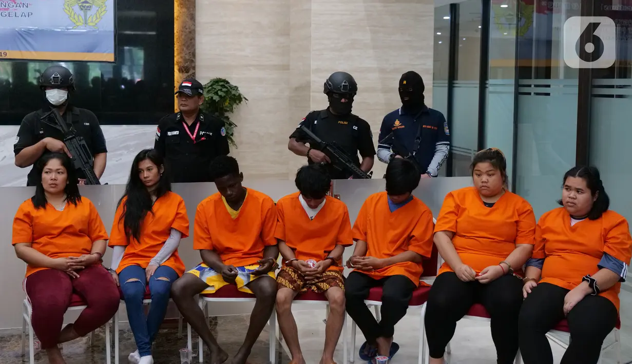 Tersangka kasus narkoba jaringan internasional sindikat Afrika Selatan dihadirkan dalam konferensi pers pengungkapan kasus narkoba di Bareskrim Polri, Jakarta, Kamis (17/10/2019). Polisi membekuk tujuh tersangka warga negara Thailand dan Nigeria. (Liputan6.com/Herman Zakharia)