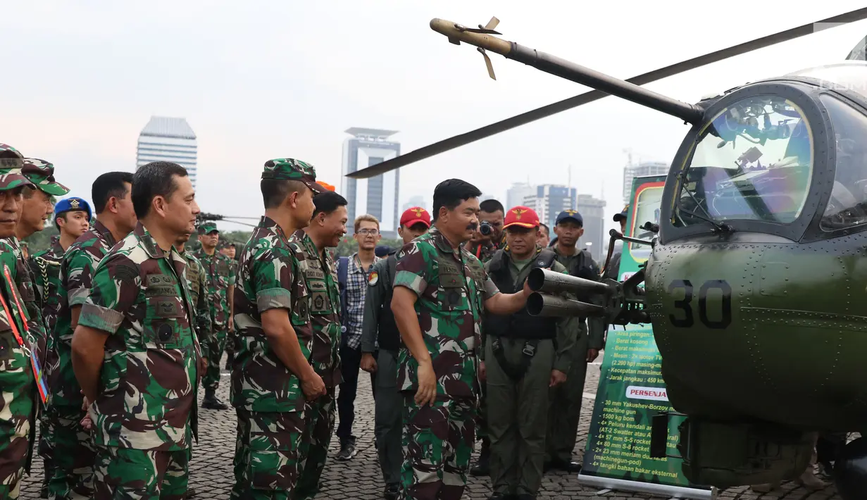 Panglima TNI, Marsekal TNI Hadi Tjahjanto saat meninjau senjata yang ada di helikopter pada pameran Alat Utama Sistem Persenjataan TNI di Kawasan Monas, Jakarta, Kamis (27/9). Pameran ini berlangsung hingga 29 September. (Liputan6.com/Helmi Fithriansyah)