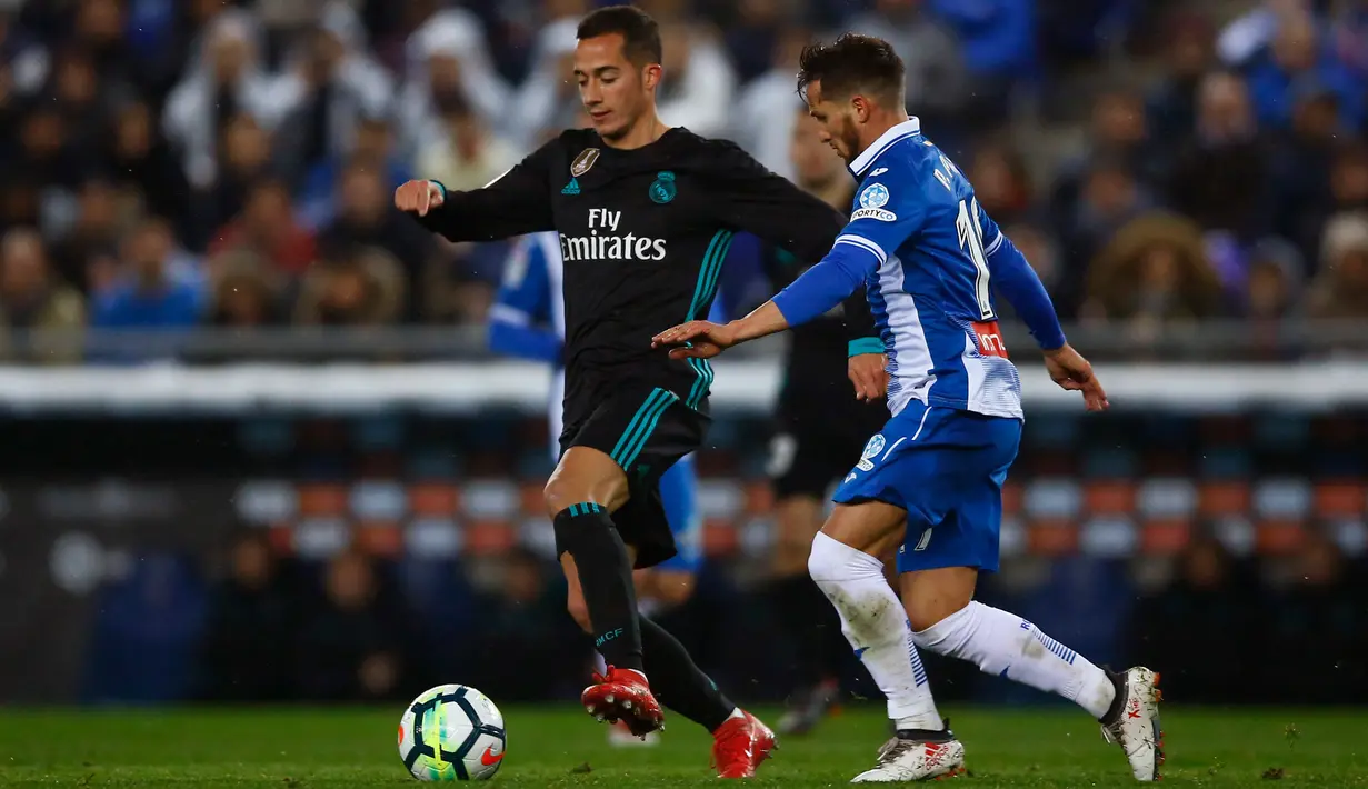 Pemain Real Madrid, Lucas Vazquez, berebut bola dengan pemain Espanyol Pablo Piatti pada pertandingan pekan ke-26 La Liga, di Stadion RCDE, Barcelona, Selasa (27/2). Real Madrid secara mengejutkan harus takluk dari Espanyol 0-1. (AP/Manu Fernandez)