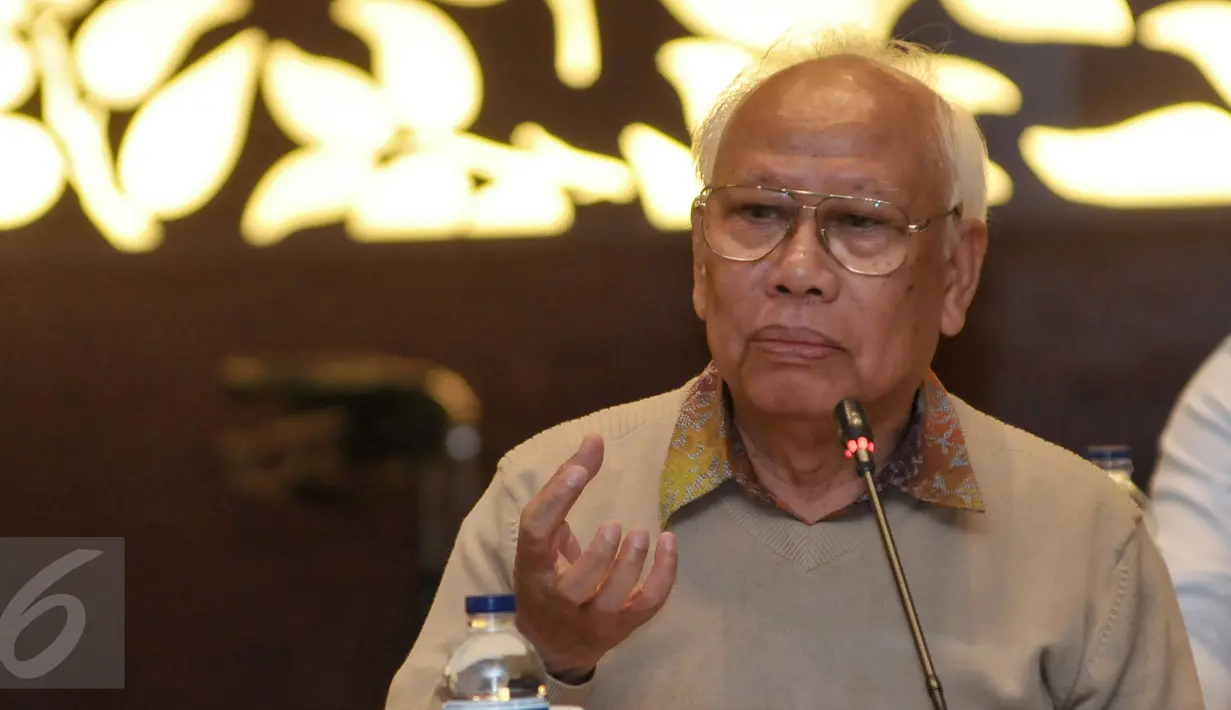 Prof Dr Bagir Manan memberikan masukan saat diskusi Focus Group Discussion (FGD) di Bogor, Jawa Barat, Rabu (26/10). Menkumham Yasonna Laoly mengumpulkan pakar hukum untuk menyusun program dan strategi reformasi regulasi. (Liputan6.com/Yoppy Renato)
