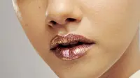 Buat tampilan lebih high-tech seperti robot dengan pulasan lipstik dengan sentuhan metalik. Foto: Pinterest.com