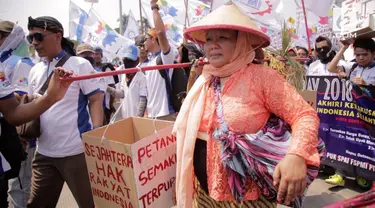 Demo hari buruh diikuti dengan memakai kostum petani. Buruh juga ikut memperjuangkan nasib petani Indonesia melalui tuntutannya.