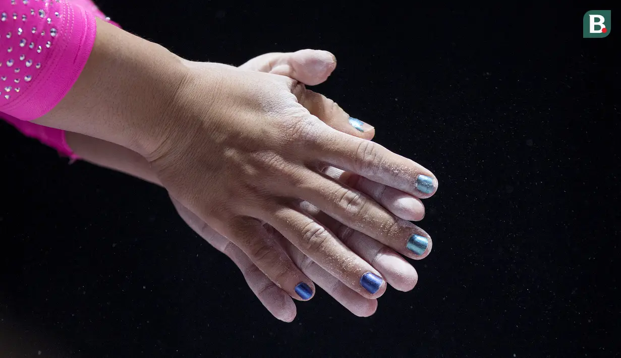 Warna-warni kuku Rifda Irfanaluthfi pesenam artistik putri Indonesia dalam nomor semua alat beregu pada Asian Games di JIExpo, Jakarta, Selasa (21/8/2018). (Bola.com/Peksi Cahyo)